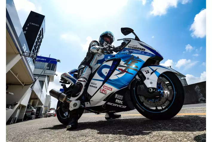 バイク用シューズで定評のあるSCOYCOより、エントリーからミドルクラスライダー向けのレーシングブーツ「MR003」が新発売　チームカガヤマ代表　加賀山就臣さんからのコメントもあり