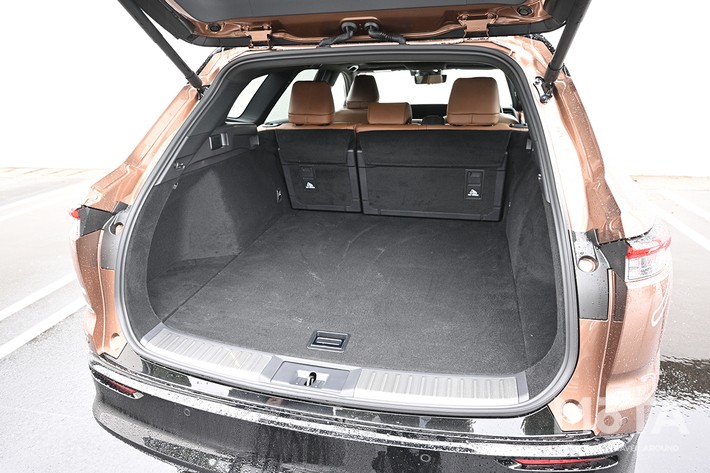 新型クラウンエステートの荷室