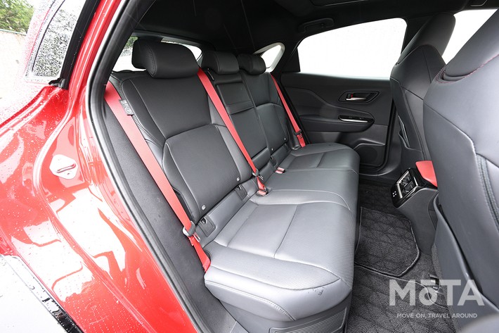 クラウンスポーツの後席