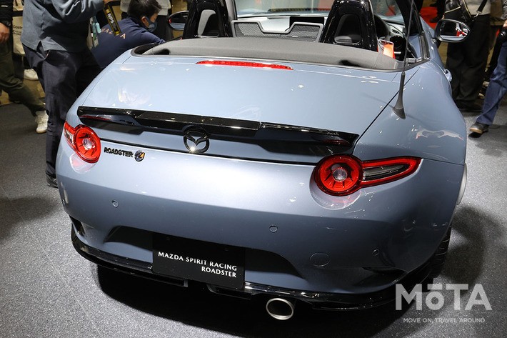 専用エアロパーツが装着されたマツダスピリットレーシング ロードスターのリアビュー