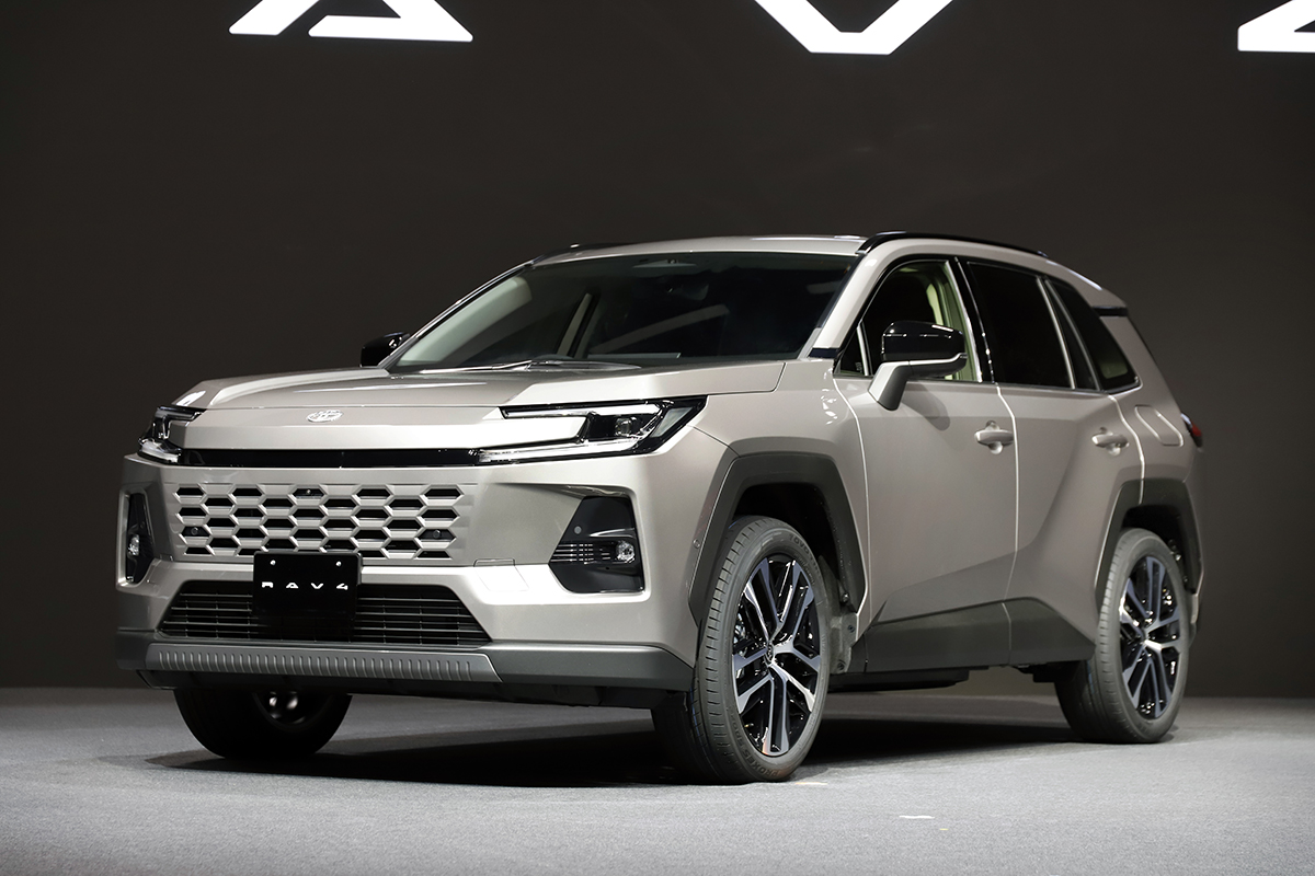 新品★手違い品RAV4予定 新型RAV4の予想価格は390万円〜？ フルモデルチェンジでどこが変わる