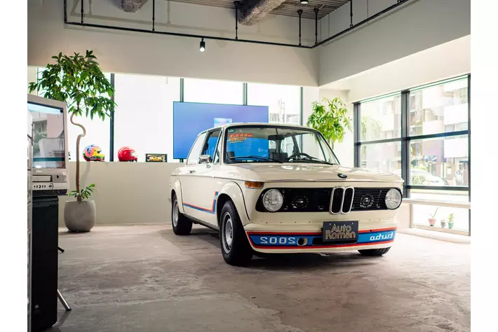 Peaches.、幻のBMW 2002 Turboを渋谷ギャラリーで展示！自家製レモネードと夏コレTシャツも同時発売
