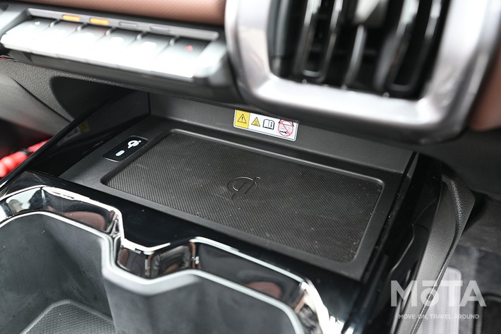 ［60/79］スズキ 新型eビターラ内装 ワイヤレス充電