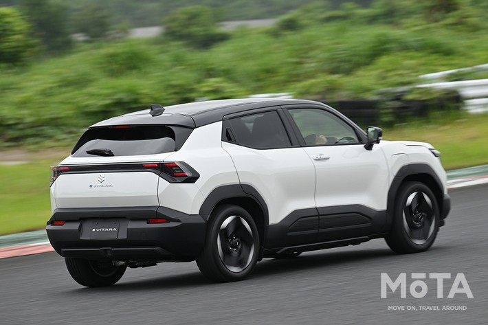 ［31/79］スズキ 新型eビターラ外観 走行時