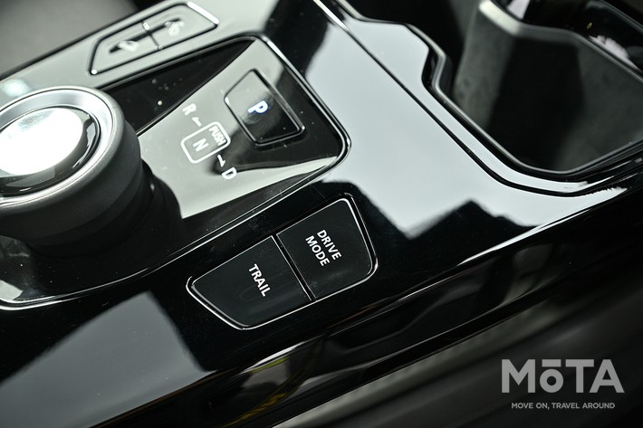 ［57/79］スズキ 新型eビターラ内装 シフトまわり