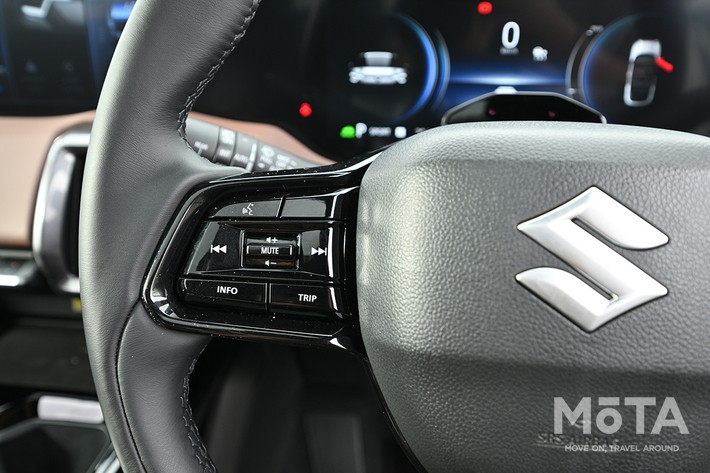 ［49/79］スズキ 新型eビターラ内装 ステアリングスイッチ