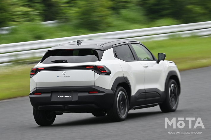 ［32/79］スズキ 新型eビターラ外観 走行時