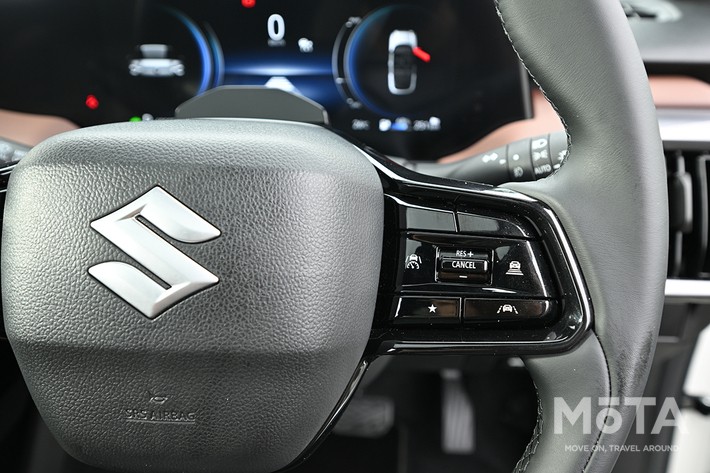 ［50/79］スズキ 新型eビターラ内装 ステアリングスイッチ