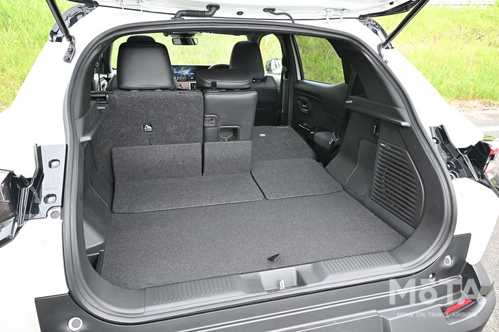 ［74/79］スズキ 新型eビターラ荷室 リアシート前倒時