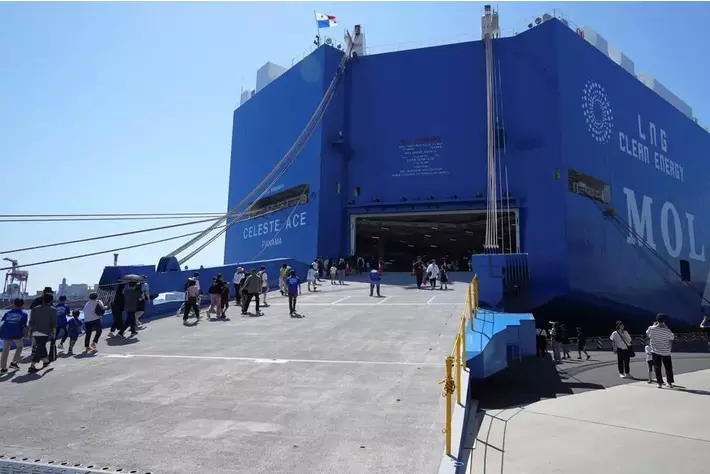 海の日記念行事に自動車船見学会を実施