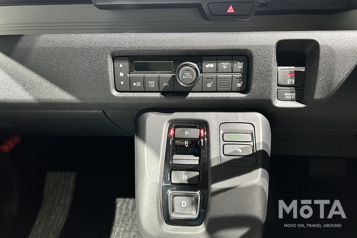 23/47 新型N-ONE e: スイッチ類は集中配置