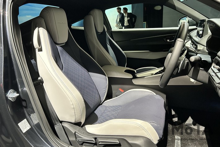 25/46 ホンダ 新型プレリュード フロントシート（ブルー×ホワイト内装）