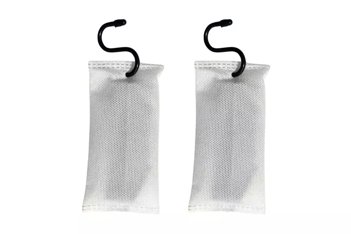 日本初の完全「クルマ専用」除湿剤が発売開始。置くだけ・吊るすだけ。クルマ専用除湿剤『CAR DRY 90』誕生。