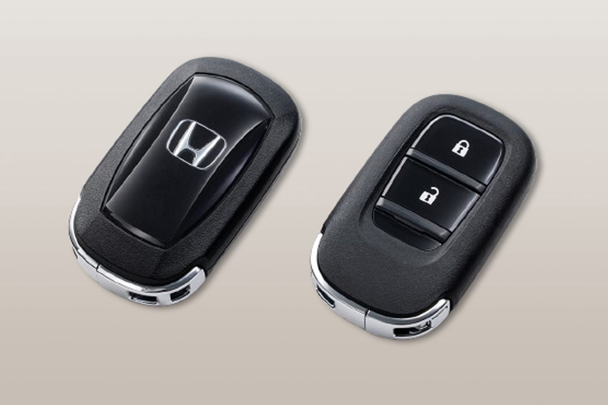 車のスマートキー裏ワザ3選！ 猛暑対策の「窓の遠隔オープン」から