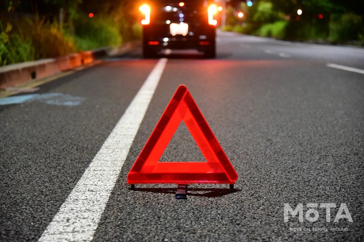 【車の防災】三角停止板「積んでるから大丈夫」は危険な勘違い! 置き場所によっては“違反”や“命取り”になるワケとは