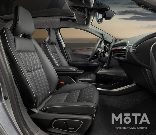 新型エクリプスクロス(欧州仕様)の前席