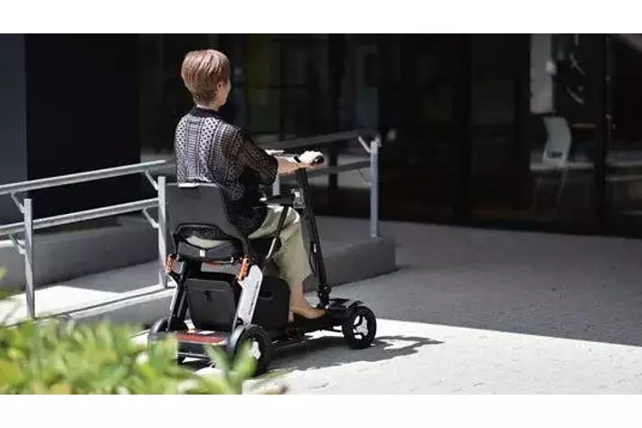 Acalieから移動をスマートにする、新・歩行領域スクーター「ROBOOTER