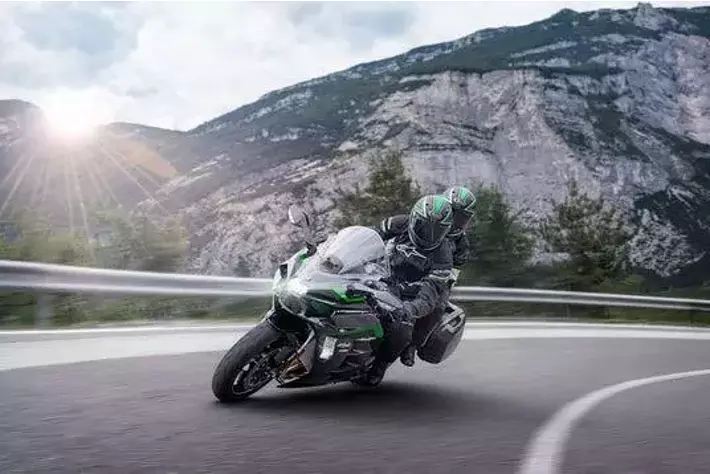 カワサキのフラッグシップツアラー「Ninja H2 SX SE」が新しいカラー
