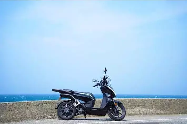 冒険の鼓動、動き出す。」250ccクラス最強の電動スクーター『VMOTO CPX