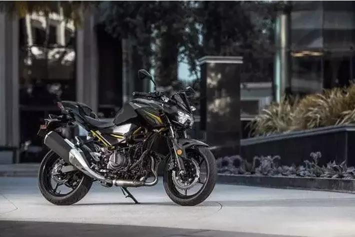 ミドルクラスの本格的スーパーネイキッドマシン「Z400」を新たな