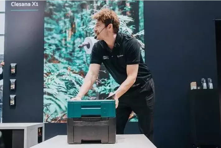 最新ポータブルトイレ】医療レベルの衛生をどこでも。自動フィルム