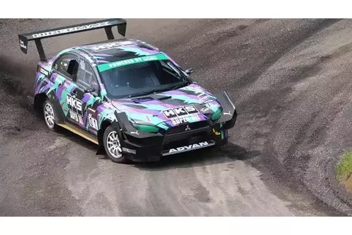 HKS、ジャパンモビリティショーで圧巻のデモラン、3連覇マシン