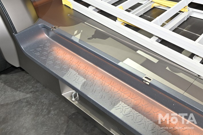 ハイエースコンセプトでは床が低く設定されています