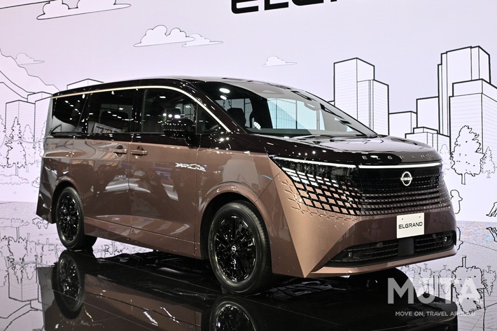 新型エルグランドのフロントビュー