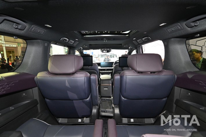 新型エルグランドは着座位置や視線が高く、見下ろす感覚になる