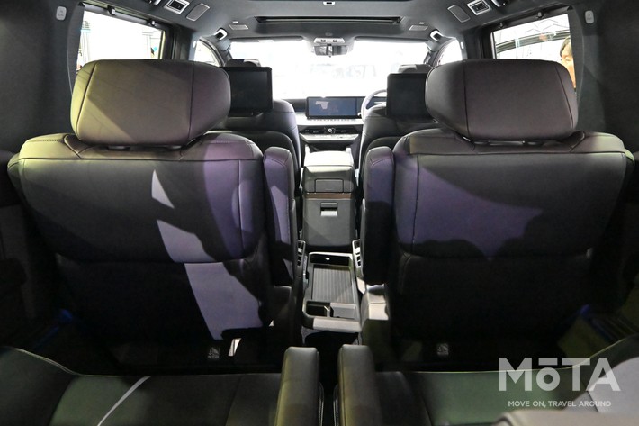 新型エクストレイルは左右の間隔が広くゆったりと座れる