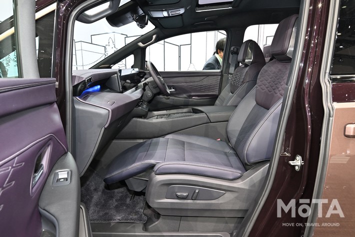 助手席にはオットマンも装着