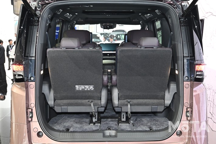 新型エルグランドでは3列目シートを跳ね上げ収納可能