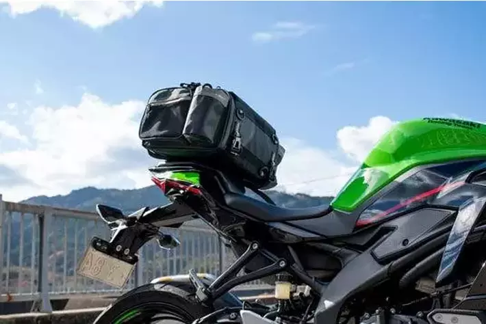 日帰りツーリングやキャンプでも大活躍。大容量×コンパクト設計で支持