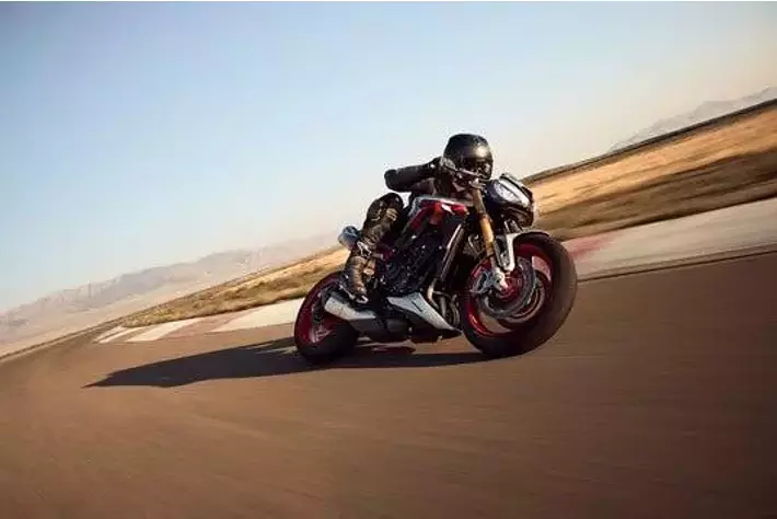トライアンフから、STREET TRIPLE 765の新たな頂点となるRX、限定生産