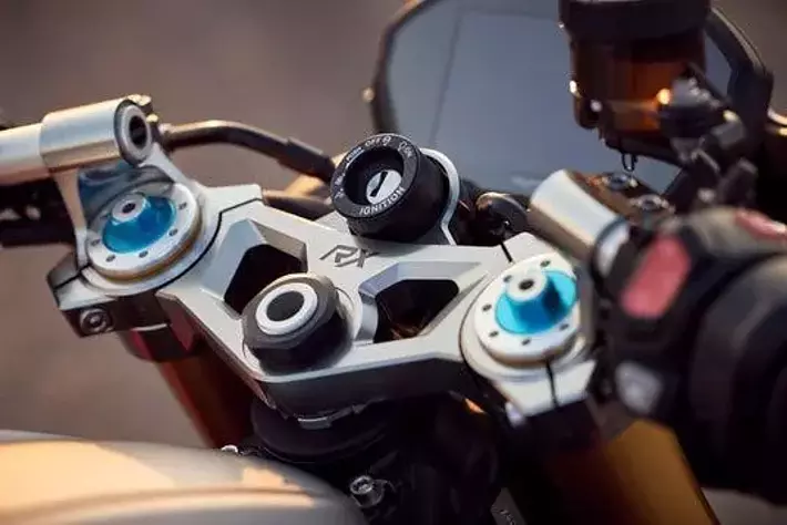 トライアンフから、STREET TRIPLE 765の新たな頂点となるRX、限定生産