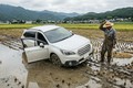 「田んぼに車が転落」で賠償はどうなる？ 任意保険は使える？ それとも自己負担？