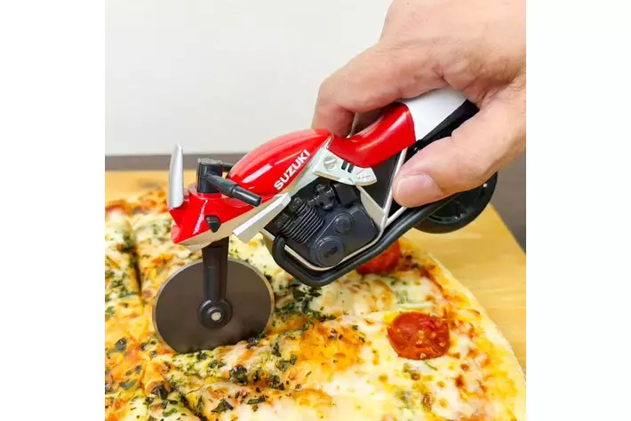 SUZUKI KATANA 型ピザカッター「ピザカッターナ」レッド がノリモノ楽天市場店で予約販売開始！