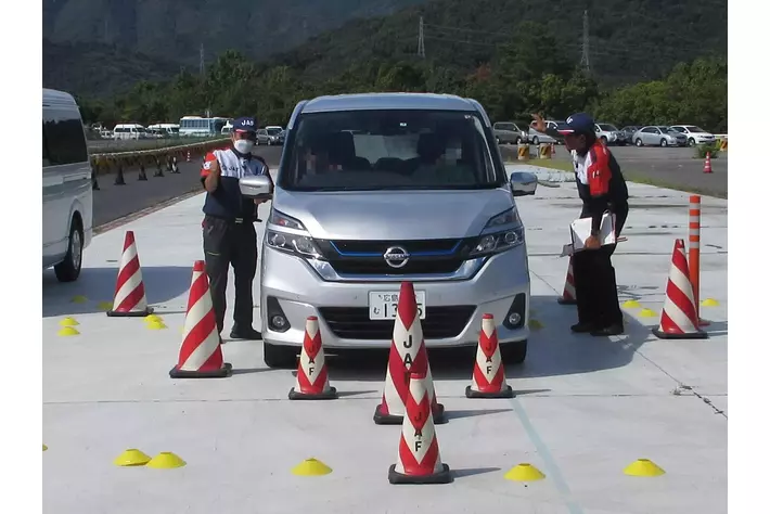 【JAF広島】公道では体験できない“急ブレーキ”や“スラローム”を実践　ＪＡＦ広島が交通安全講習会を開催