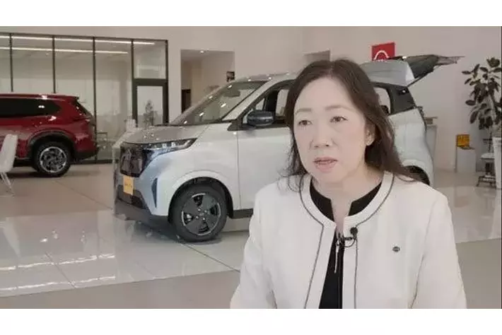 日産、自動車販売店として国内初となる次世代型太陽電池「カルコ