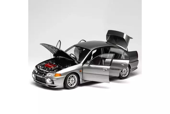 三菱「ランサーエボリューション IV」の 1/18 スケールミニカーが