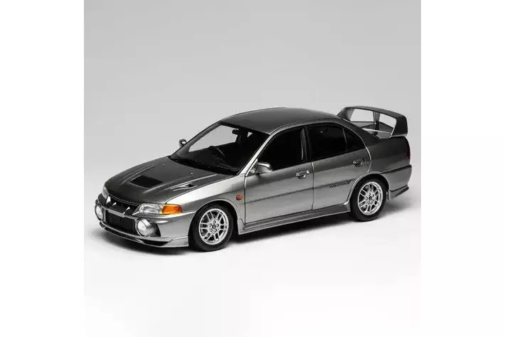 三菱「ランサーエボリューション IV」の 1/18 スケールミニカーが