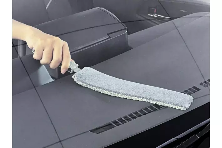 年末の大掃除などに。プリウスやミニバンなどのダッシュボード奥にも届くロング＆薄型ワイパーと、拭きスジゼロの窓拭きクロスを発売