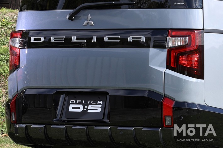 ［28/57］三菱 新型デリカD:5 テールゲートガーニッシュ（DELICAロゴ）