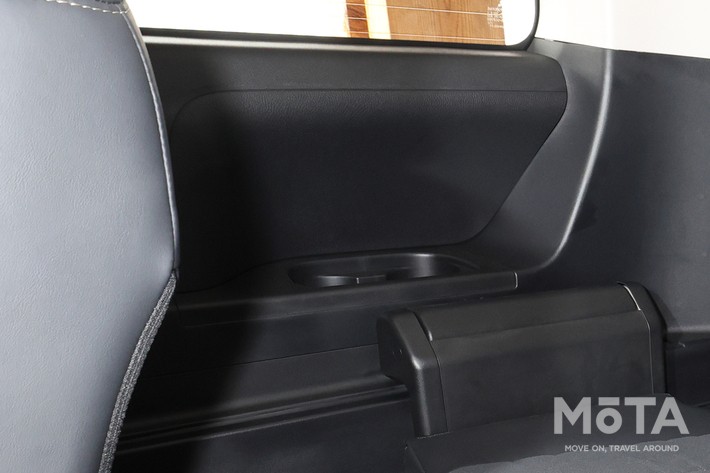 ［51/57］三菱 新型デリカD:5 3列目シート（サイドポケット）