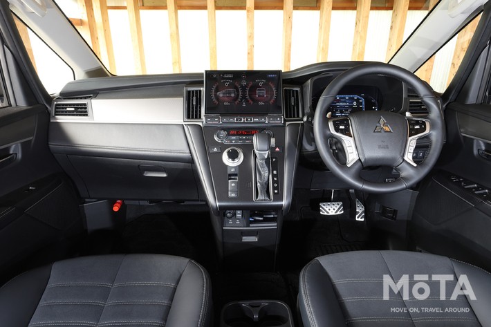 ［35/57］三菱 新型デリカD:5 インパネ全景