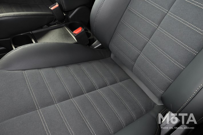 ［52/57］三菱 新型デリカD:5 シート表皮（スエード調×合成皮革）