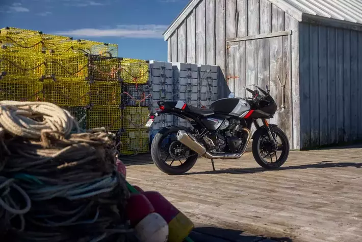 トライアンフから、遂に登場したカフェレーサーのThruxton 400。そして現代に蘇るフラットトラッカーのTracker 400がデビュー!!