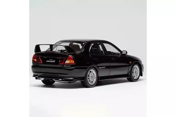 三菱ランサーエボリューション IV ピレネーブラックパールの 1/18