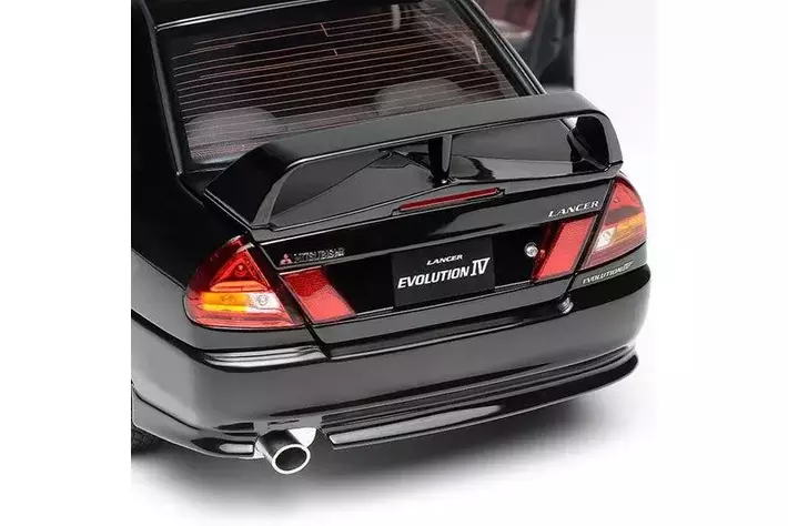 三菱ランサーエボリューション IV ピレネーブラックパールの 1/18