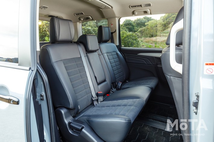 ［49/57］三菱 新型デリカD:5 2列目シート（8人乗り用の6:4分割ベンチシート）